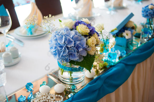 餐厅婚礼桌上漂亮的花束装饰