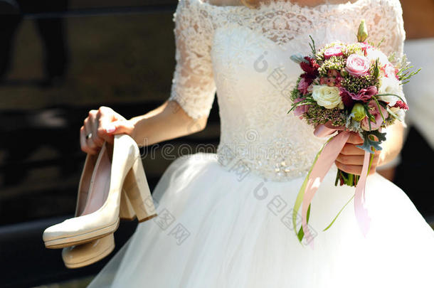 优雅时尚的新娘穿着白色<strong>复古婚纱</strong>鞋和
