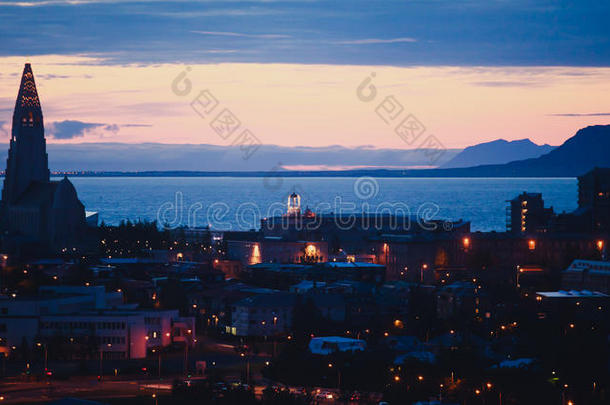 美丽的超级广角鸟瞰雷克雅未克，冰岛与港口和天际线山脉和风景以外的城市，看到f