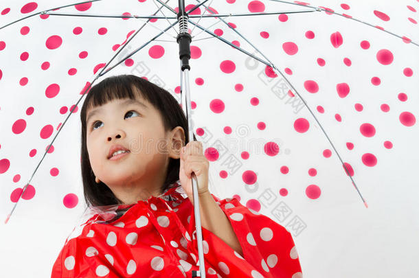 雨衣撑伞的中国小女孩