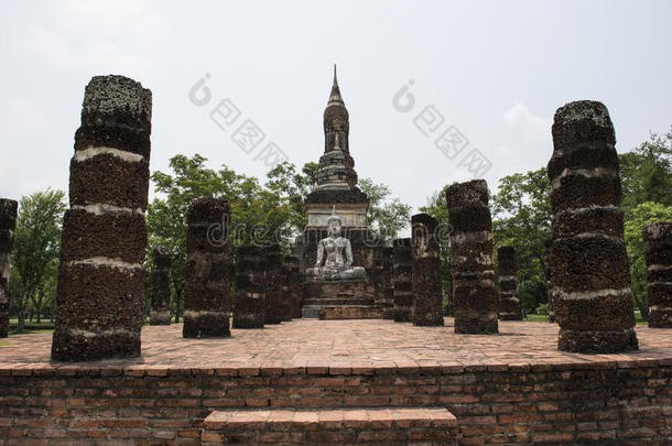 泰国苏霍台考古公园佛教寺庙的大石头佛像和佛塔