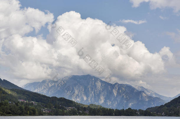 高山景观与山，山谷，村庄和湖蒙湖，奥地利