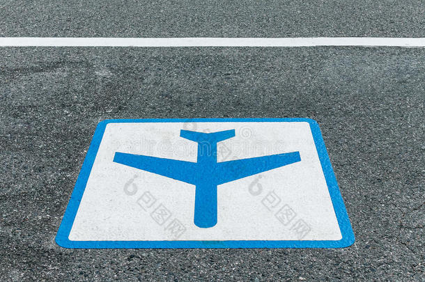 飞机标志，涂在沥青路面上的标志