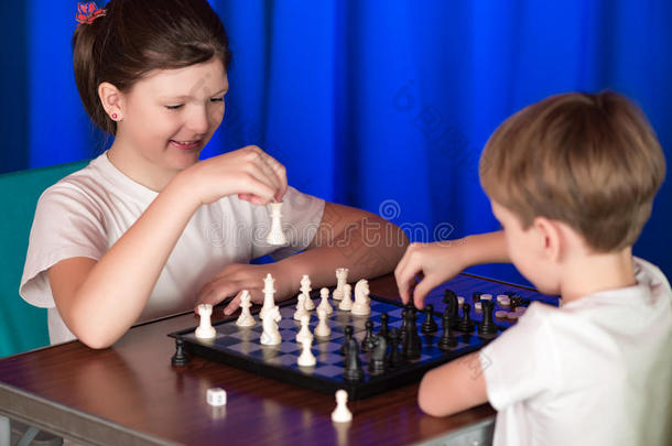 孩子们玩一种叫做国际象棋的棋盘游戏。