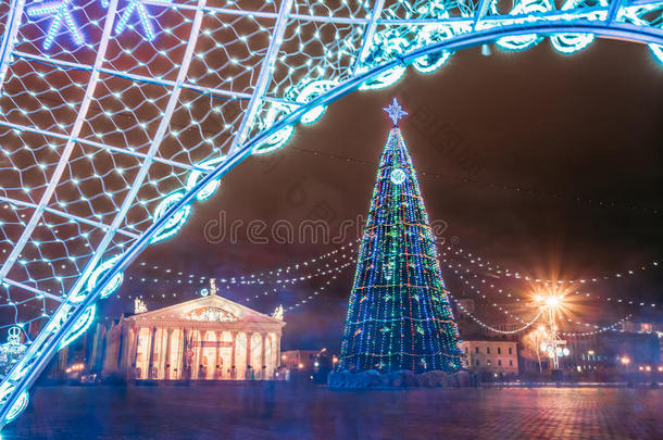 城里广场的圣诞树、灯饰和装饰品