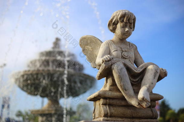 带喷泉的小天使雕塑