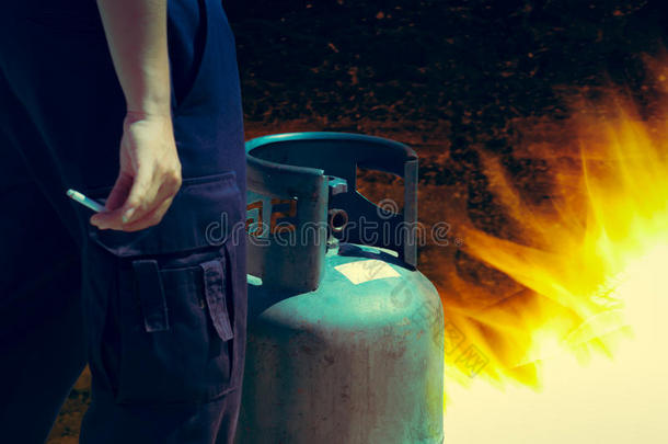 手边烟筒附近的煤气罐可以点燃易燃、安全的概念
