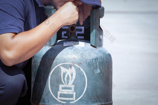 手边烟筒附近的煤气罐可以点燃<strong>易燃</strong>、安全的概念