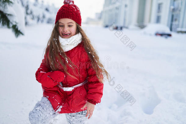 孩子们在下雪的冬天公园散步