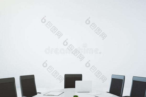 大的白色椭<strong>圆形桌子</strong>，笔记本电脑和椅子在白色墙壁背面
