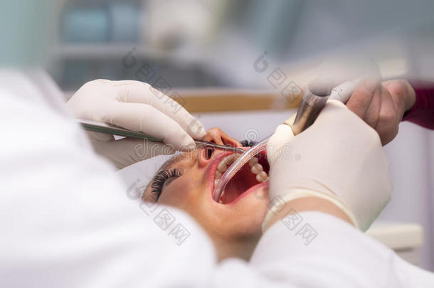 医生在诊所给他的病人做牙科治疗