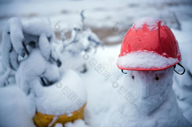 戴红帽子的雪人