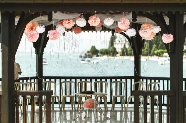 优雅豪华的木制婚礼乔木桌椅和海边的装饰