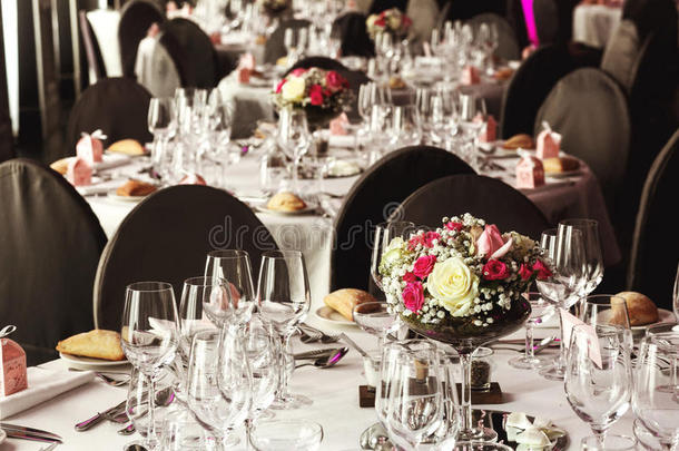酒店婚宴上优雅的豪华餐具和带花的桌布