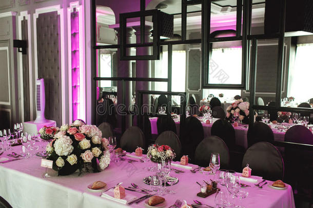酒店婚宴上优雅的豪华餐具和带花的桌布