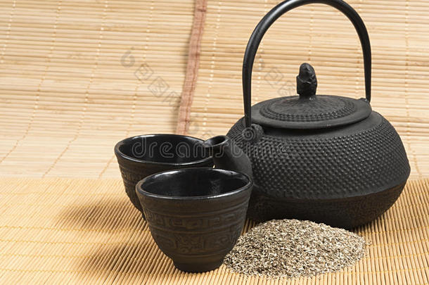 黑色铁亚洲茶壶和2个黑色铁杯，复古风格。