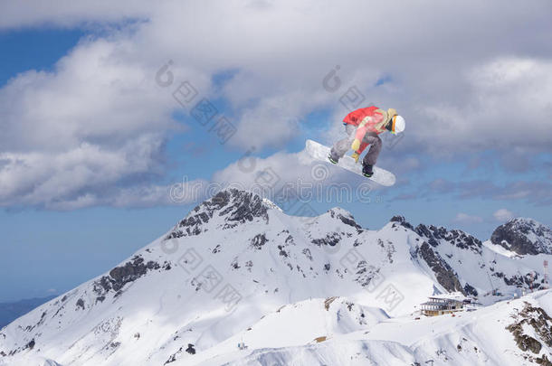 在山上飞<strong>滑雪</strong>板。 <strong>极限</strong>运动。
