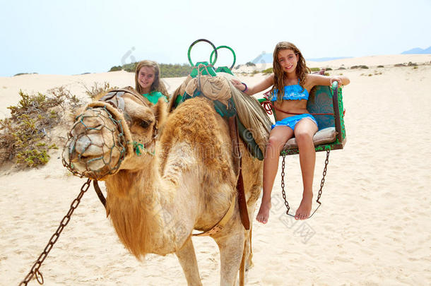 在金丝雀岛<strong>骑</strong>骆驼的女孩