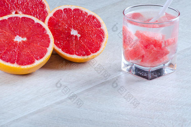 一杯带柚子和柚子的清爽饮料