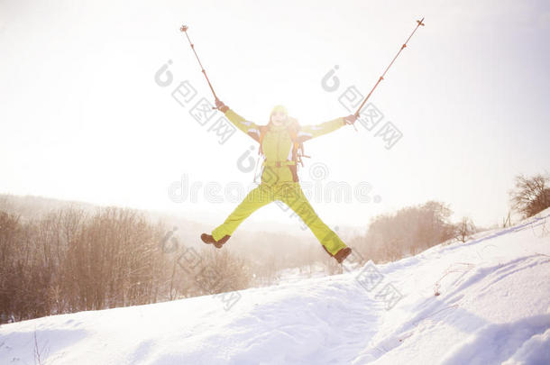 穿冬天衣服的女孩跳起来。