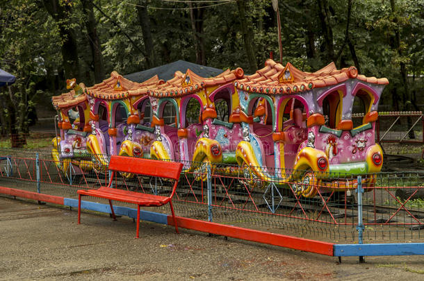 儿童景点-火车，在塔古九中央公园娱乐。