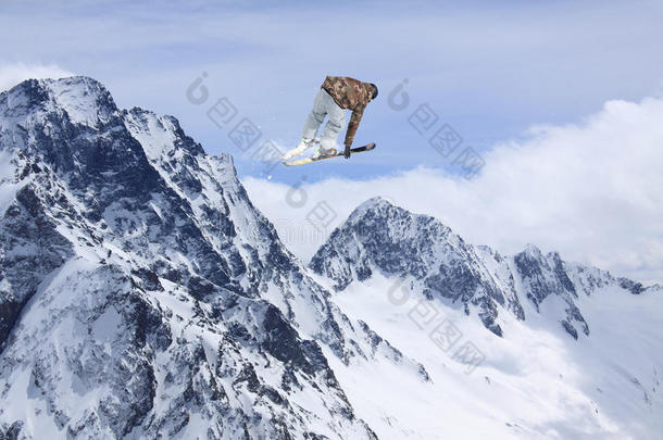 在山上飞滑雪者。 极限滑雪运动。