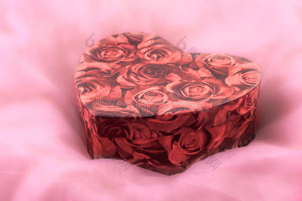 情人节的精致粉红色蓬松背景上有玫瑰的盒子