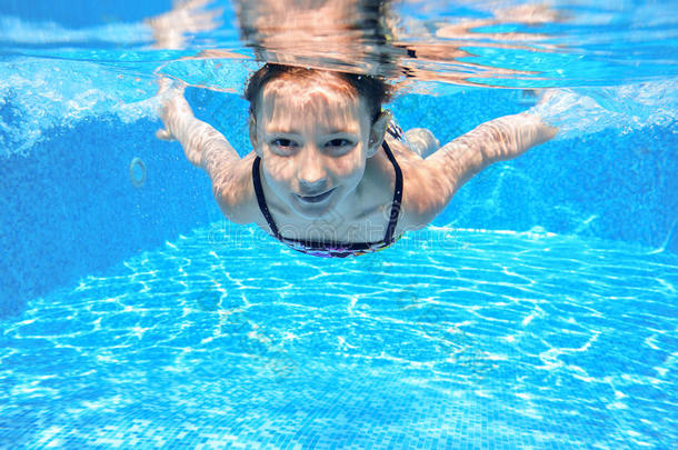 孩子在水下游泳池里游泳，快乐<strong>活泼</strong>的女孩在水下玩耍，孩子们运动