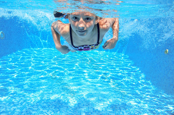 孩子在水下游<strong>泳池里</strong>游泳，快乐活泼的女孩在水下<strong>玩耍</strong>，孩子们运动