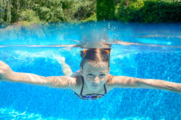 孩子在水下游泳池里游泳，快乐活泼的女孩在水下玩耍，孩子们运动