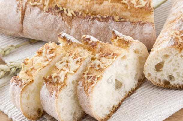 新鲜面包和小麦特写，用三片面包装饰