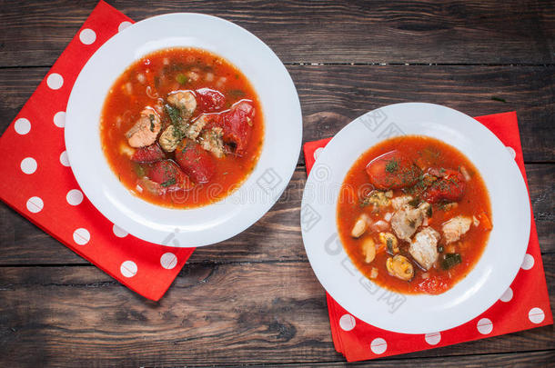 美味的地中海风格番茄海鲜汤与各种混合海鲜