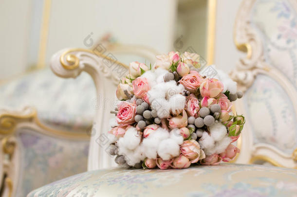 新娘花束从棉花在古典沙发上
