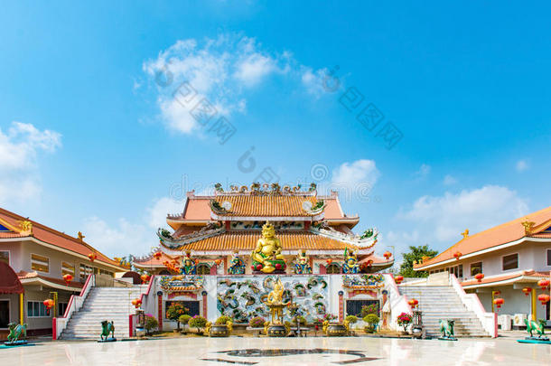 中国寺庙在泰国蓝天下，它们是佛教的公共领域或宝藏，在复制或使用上没有限制