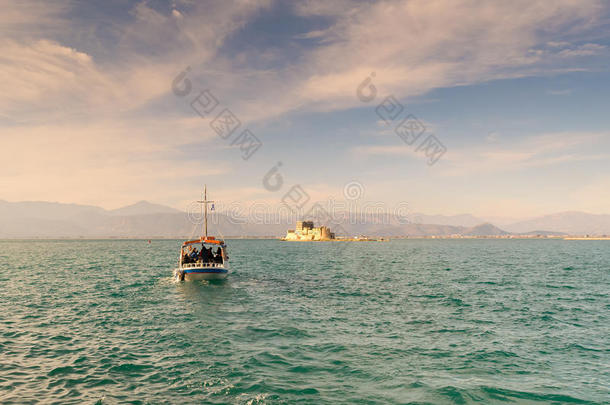 船与当地人和游客一起去Bourtzi城堡参观希腊的Nafplio。