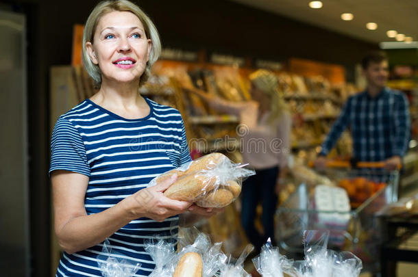 顾客在食品店买面包