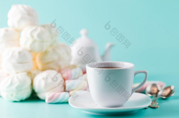咖啡杯和堆甜糊彩色棉花糖