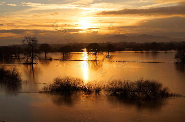 洪水淹没了伍斯特郡的景观