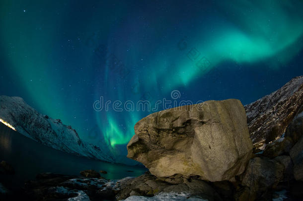 北极光在Tromsofisheye透镜上与岩石