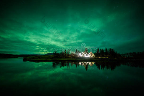 房子和树上的北极光