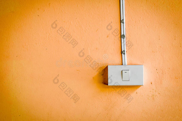 橙色墙壁上的电子开关