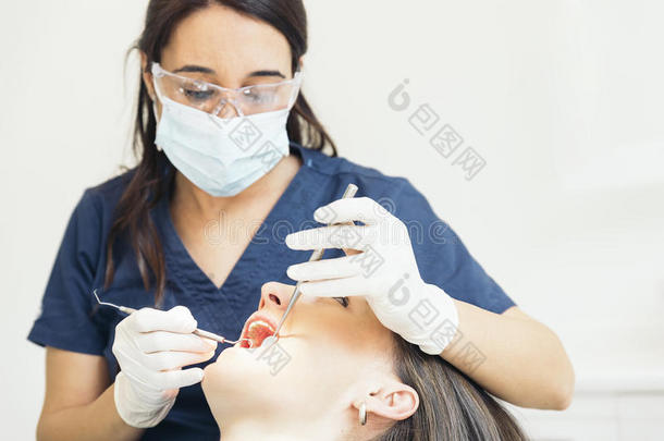 牙医与病人在牙科干预