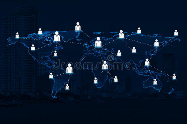 城市上空连接<strong>淡蓝色</strong>世界地图的商人图标
