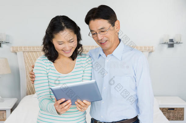 幸福夫妻用平板电脑