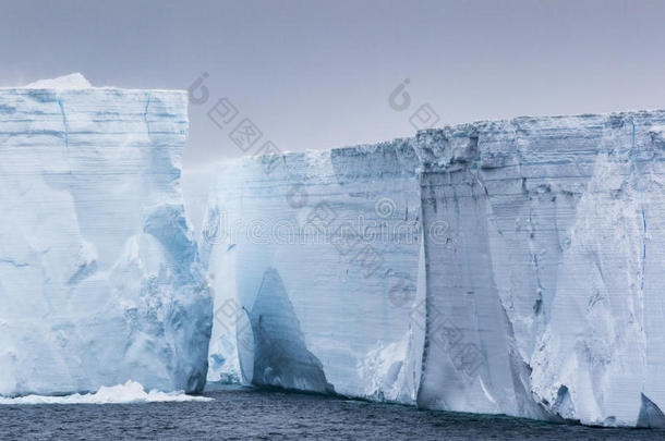 <strong>南极洲</strong>蓝色沿海高的冰