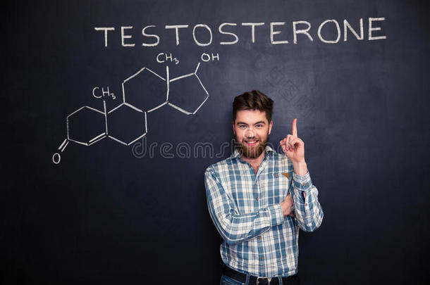 自信的人指着黑板上睾酮的化学结构