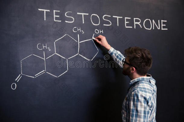 集<strong>中学</strong>生在黑板上绘制睾酮分子的化学结构