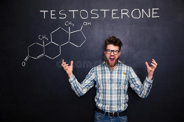 疯狂的化学教授站在黑板背景上大喊大叫