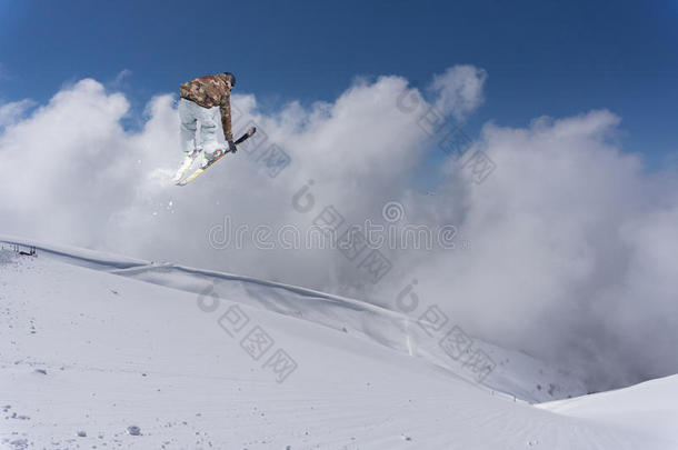 在山上飞滑雪者。 极限运动。