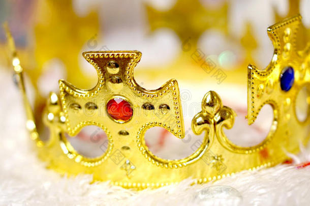金色皇冠，白色毛皮背景上有钻石